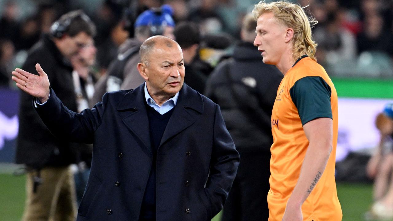 Eddie Jones chats to Carter Gordon at the MCG (Photo by William WEST / AFP) /