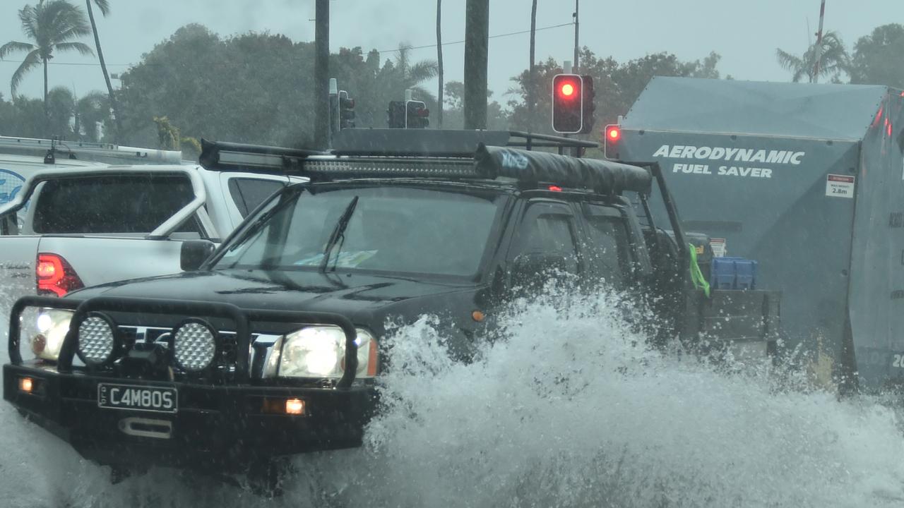 Townsville begins flooding as some areas face downpours of 500mm+