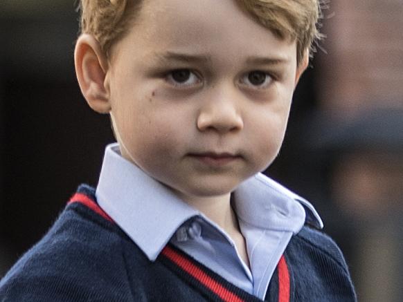 TOPSHOT - Britain's Prince George arrives for his first day of school at Thomas's school in Battersea, southwest London on September 7, 2017. / AFP PHOTO / POOL / RICHARD POHLE