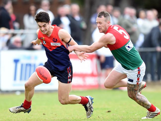 Peninsula FL: Mt Eliza v Pines. Mt Eliza #7 Robbie Turnbull and Pines #5 Adam Marriner chase down the ball. Picture: Jason Sammon Saturday 27 August 2016