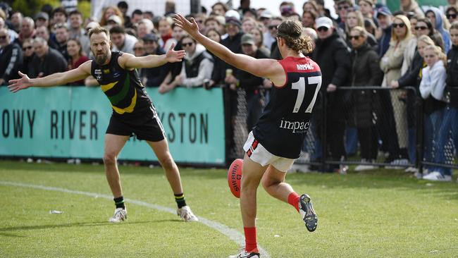 Mitch Smith kicks a goal. Picture: Andrew Batsch