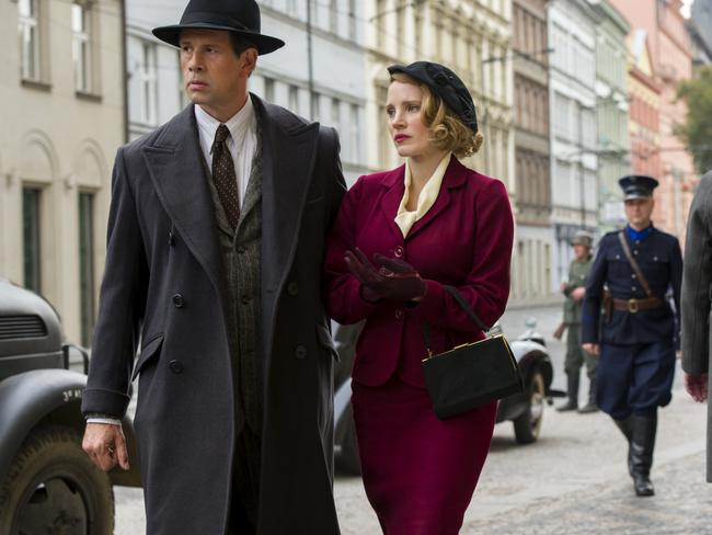 Jan Żabiński (Johan Heldenbergh) and his wife Antonia (Jessica Chastain) in Nazi-occupied Warsaw during World War II.