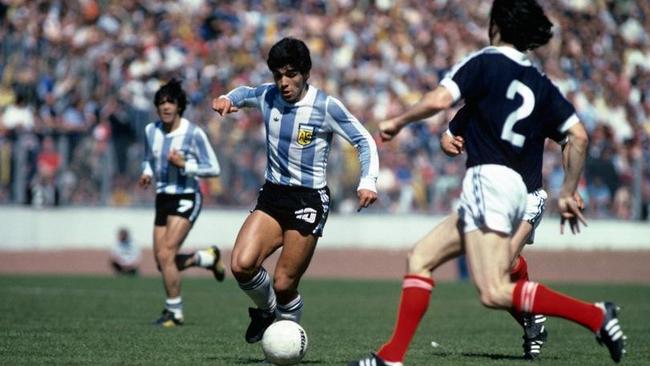 Argentina's Diego Maradona takes on two Scotland players