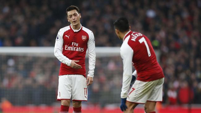 Mesut Ozil (L) and Alexis Sanchez. / AFP PHOTO / IKIMAGES / Ian KINGTON