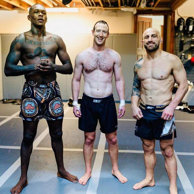 In your Face, Elon … Mark Zuckerberg training with UFC fighters, Israel Adesanya and Alexander Volkanowski (right).