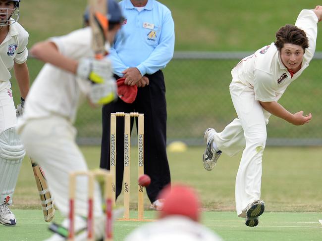 Chris King bowling for Sorrento.