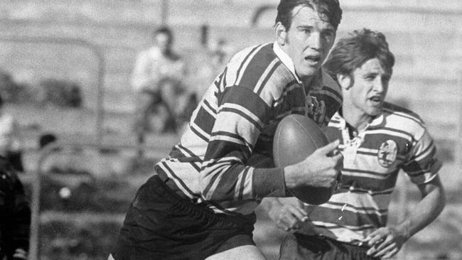 Wayne Bennett on the move with Graham Quinn on his inside.