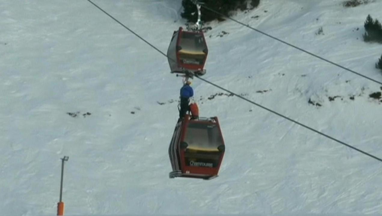 Hundreds Of Skiers Stuck On French Alps Gondola Sky News Australia