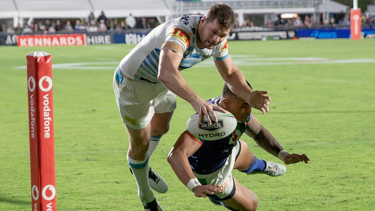 Don beats Warriors winger Ken Maumalo to score a try during their Round 4 match at Mt Smart Stadium in Auckland. Picture: David Rowland