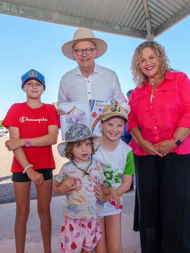 Mr Albanese with Labor candidate Karen Wheatland and Kununurra children on Thursday. Picture: PMO