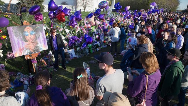 CHANHASSEN, MN - APRIL 22: Music fans visit a memorial outside Paisley Park, the home and studio of Prince, on April 22, 2016 in Chanhassen, Minnesota. Prince, 57, was pronounced dead shortly after being found unresponsive yesterday at Paisley Park. Scott Olson/Getty Images/AFP == FOR NEWSPAPERS, INTERNET, TELCOS & TELEVISION USE ONLY ==