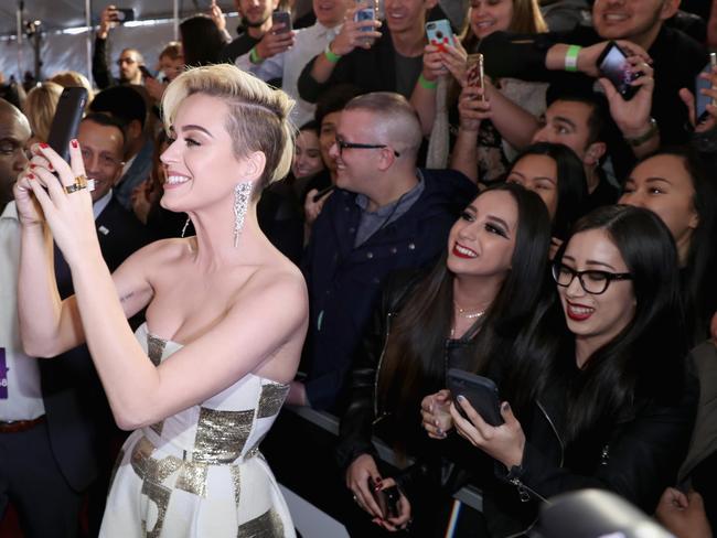 Perry took a number of selfies with some fans on the red carpet.
