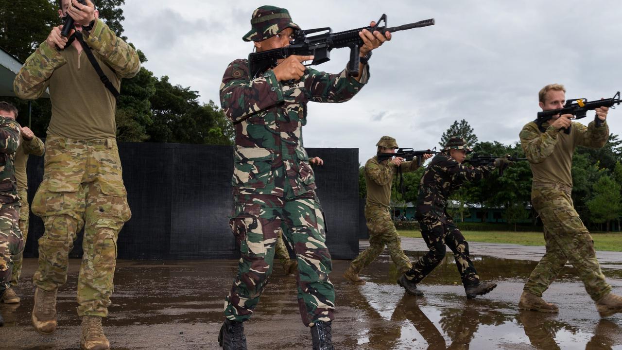 Philippine Army soldiers and the Australian Army soldiers from the 3rd Brigade conduct urban training together at Capinpin, Philippines, as part of Operation Augury.