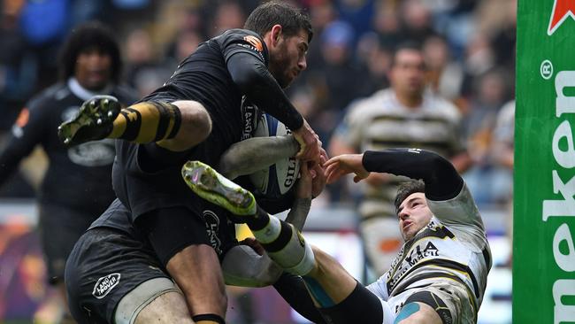 Wasps fullback Willie le Roux takes the ball ahead of La Rochelle’s Paul Jordaan.