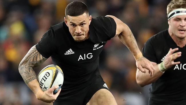 SYDNEY, AUSTRALIA - AUGUST 19: Sonny Bill Williams of the All Blacks breaks away from the tackle of Sean McMahon of the Wallabies during The Rugby Championship Bledisloe Cup match between the Australian Wallabies and the New Zealand All Blacks at ANZ Stadium on August 19, 2017 in Sydney, Australia. (Photo by Mark Kolbe/Getty Images)