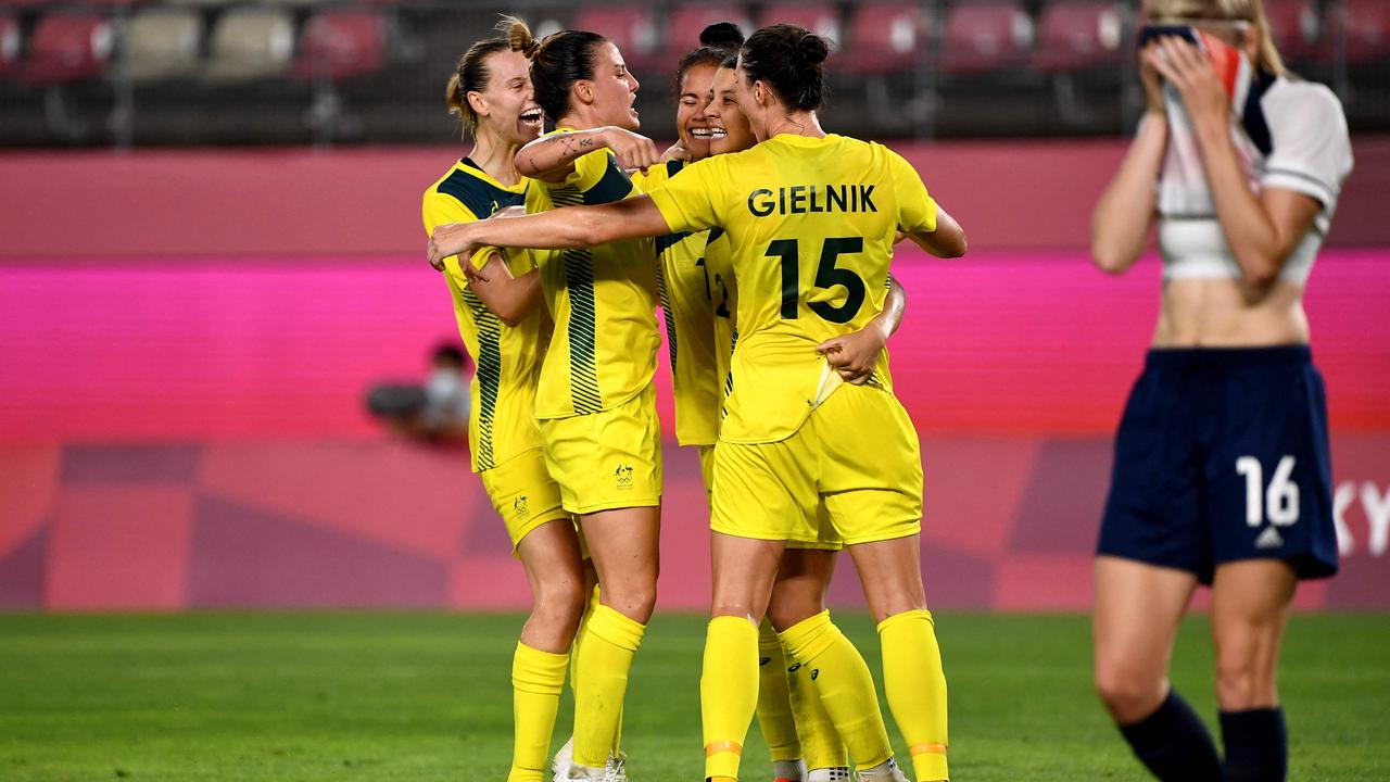 Australia's forward Sam Kerr (3rd R) is celebrated her goal by teammates making it 4-2 lead during the extra second half of the Tokyo 2020 Olympic Games women's quarter-final football match between Britain and Australia at Ibaraki Kashima Stadium in Kashima city, Ibaraki prefecture on July 30, 2021. (Photo by SHINJI AKAGI / JIJI PRESS / AFP) / Japan OUT