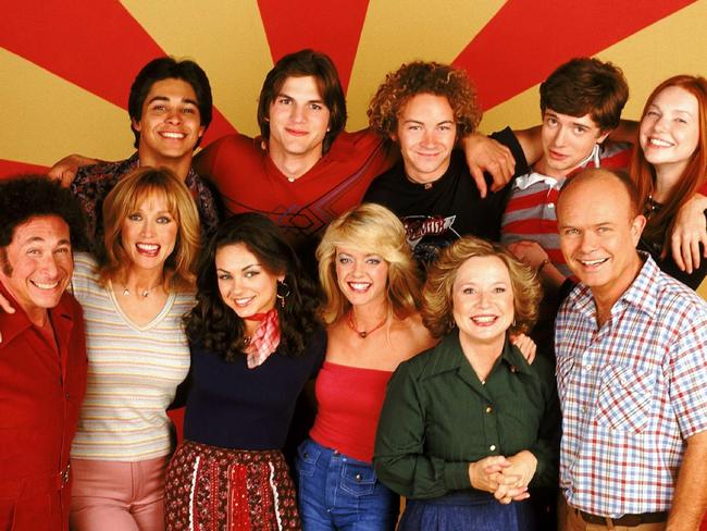 17/11/1999 PIRATE: Undated. Cast of TV program &That 70s Show& (top l-r) Wilmer Valerrama with Ashton Kutcher, Danny Masterson, Topher Grace, Laura Prepon, (front l-r) Don Stark, Tanya Roberts, Mila Kunis, Lisa Robin Kelly, Debra Jo Rupp and Kurtwood Smith. that/70s/show /TV/programs/Titles/That/70s/Show