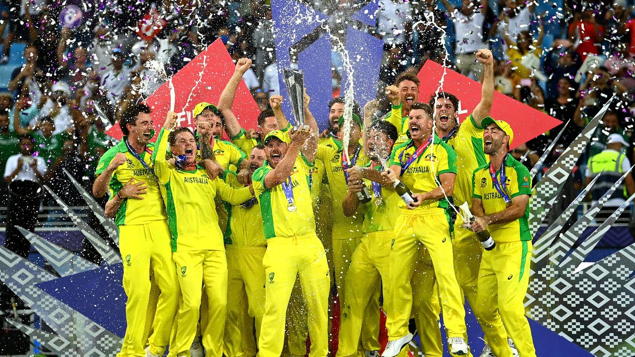 DUBAI, UNITED ARAB EMIRATES - NOVEMBER 14: Aaron Finch of Australia lifts the ICC World T20 Trophy with teammates after the ICC Men's T20 World Cup final match between New Zealand and Australia at Dubai International Stadium on November 14, 2021 in Dubai, United Arab Emirates. (Photo by Alex Davidson/Getty Images)