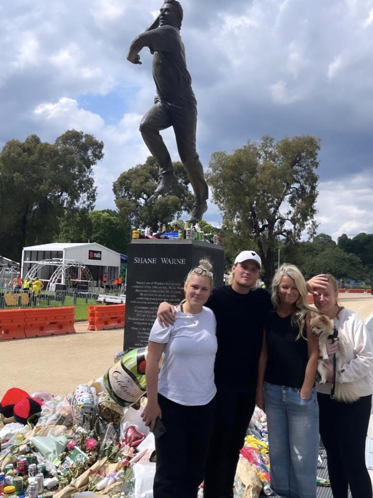 Brooke, Warne, Jackson Warne, Simone Callahan and Summer Warne visit the Shane Warne statue at the MCG. Photo: Instagram.