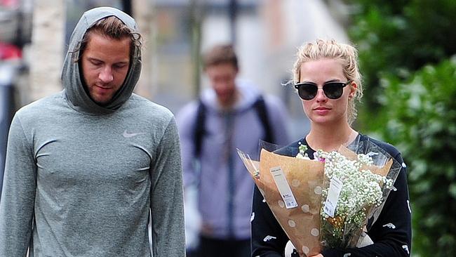 *ONE TIME WEB USE ONLY* *FEE APPLIES* 9 Nov 2015 LONDON UK EXCLUSIVE ALL ROUND PICTURES HOLLYWOOD ACTRESS MARGOT ROBBIE IS SPOTTED OUT AND ABOUT WITH HER BRITISH BOYFRIEND TOM ACKERLEY WHILST CLUTCHING A BOUQUET OF FLOWERS MARGOT DID NOT HAVE A RING ON HER WEDDING FINGER AFTER ALOT OF SPECULATION REGARDS TO HER AND TOMS RELATIONSHIP STATUS AFTER BEING SPOTTED WEARING A BAND ON HER RING FINGER IN CANADA MARGOT AND TOM WERE DRESSED DOWN IN TRACKSUITS MARGOTS TRACKSUIT WAS EMBLAZONED WITH LITTLE WHITE REVOLVERS BYLINE MUST READ XPOSUREPHOTOS COM UK CLIENTS PICTURES CONTAINING CHILDREN PLEASE PIXELATE FACE PRIOR TO PUBLICATION UK CLIENTS MUST CALL PRIOR TO TV OR ONLINE USAGE PLEASE TELEPHONE 442083442007