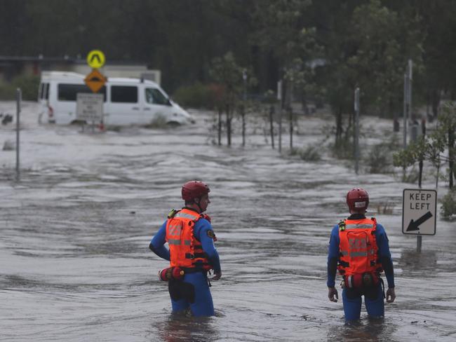 SES crewmembers in Narrabeen / Picture: John Grainger