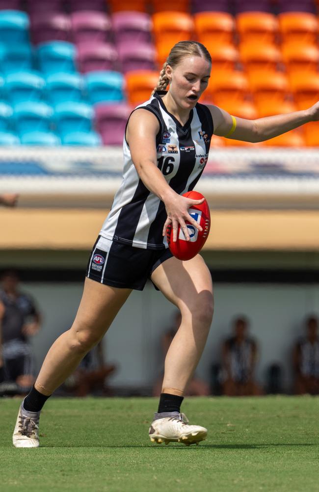 Kate Grady playing for the Palmerston Magpies in the 2024-25 NTFL season. Picture: Tymunna Clements / AFLNT Media