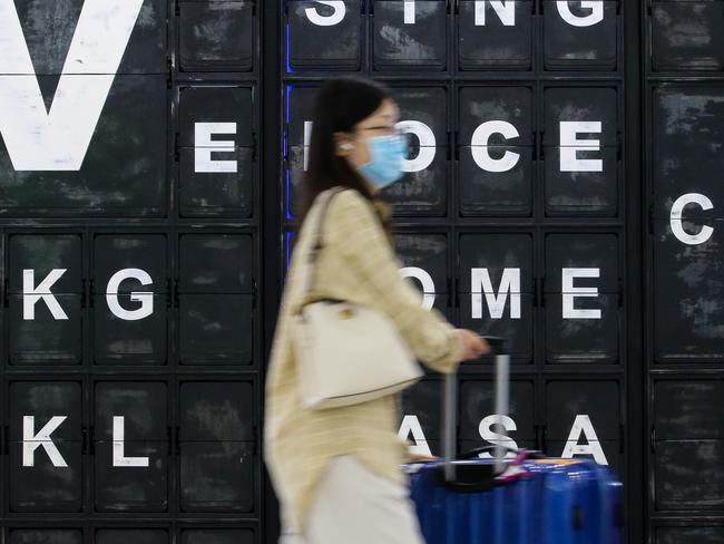 SYDNEY, AUSTRALIA - Newswire Photos JANUARY 02, 2022: People are seen at the Sydney International Airport arrivals terminal, after Australia set new Covid entry rules for travellers entering the country from China. The government is reportedly considering testing plane waste water on affected flights also. Picture: NCA Newswire / Gaye Gerard