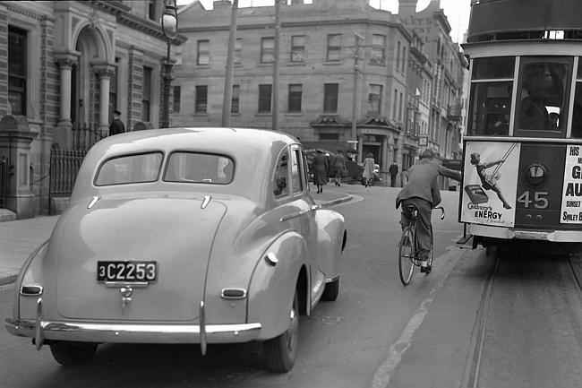 Traffic in Murray Street, Hobart, in March 1942.