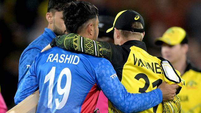 Australia's David Warner (R) embraces Afghanistan's Rashid Khan after the ICC men's Twenty20 World Cup 2022 cricket match between Australia and Afghanistan at Adelaide Oval on November 4, 2022 in Adelaide. (Photo by Brenton EDWARDS / AFP) / -- IMAGE RESTRICTED TO EDITORIAL USE - STRICTLY NO COMMERCIAL USE --