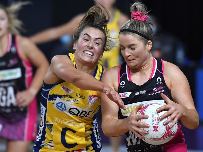 BRISBANE, AUSTRALIA - AUGUST 04: Maisie Nankivell of the Thunderbirds controls the ball under pressure from Maddy Proud of the Swifts during the round 14 Super Netball match between Sydney Swifts and Adelaide Thunderbirds at Nissan Arena, on August 04, 2021, in Brisbane, Australia. (Photo by Albert Perez/Getty Images)