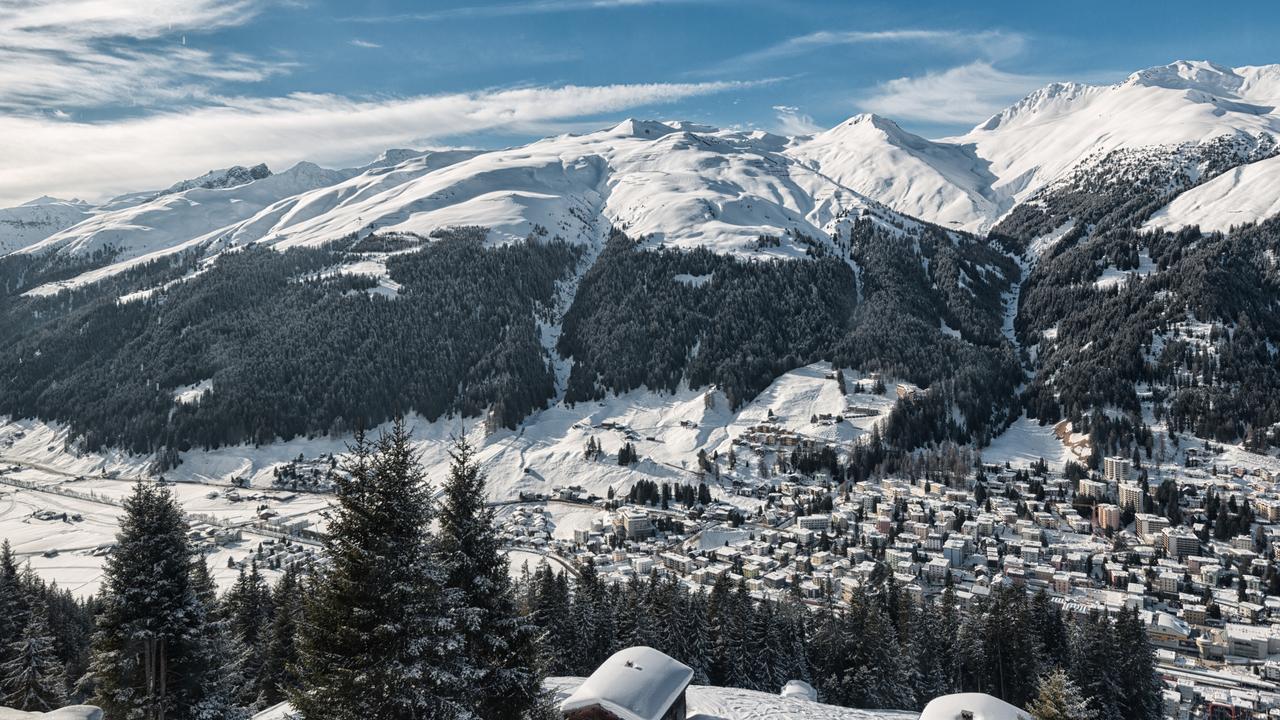 Which Swiss town hosts the annual World Economic Forum?