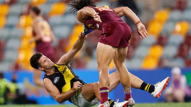 Trent Cotchin tangles with Cam Rayner in the 2020 qualifying final.