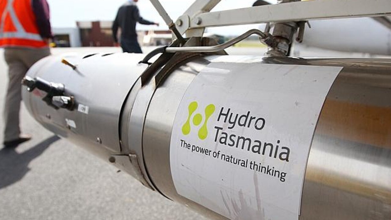 Hydro Tasmania led the design of the dam, aided by US and Australian-based expertise on roller-compacted concrete.