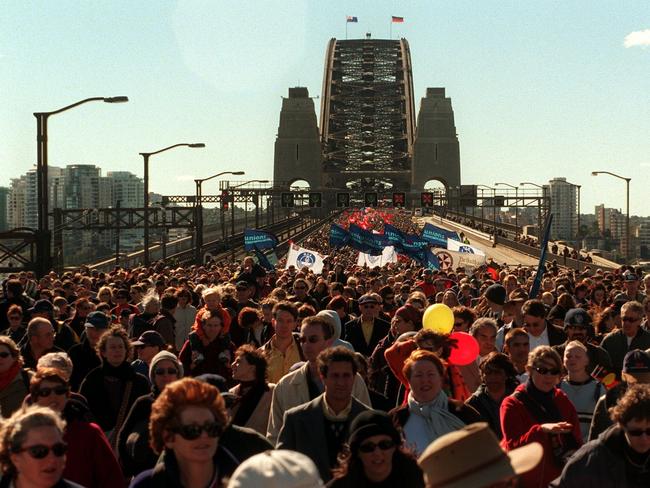 MAY 28, 2000 : Over 150,000 walking across closed Sydney Harbour Bridge for Walk for Reconciliation, 28/05/00. Pic Troy Bendeich.  NSW