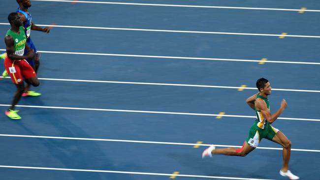 Wayde van Niekerk (R) destroys the 400m final field with a world record.