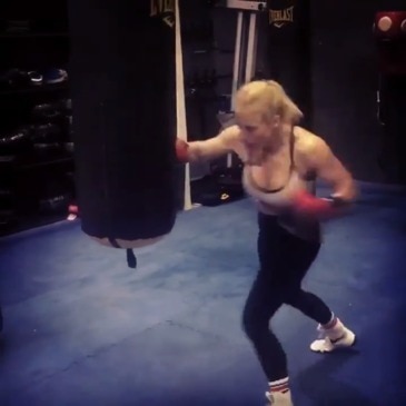 PROFESSIONAL FEMALE BOXER EBANIE BRIDGES IN TRAINING2