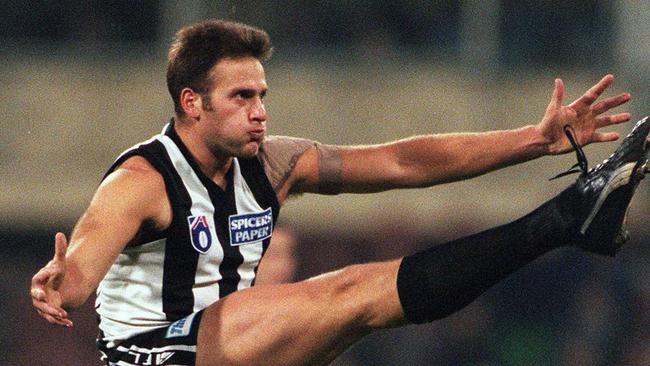 Footballer Saverio Rocca kicking a goal.  AFL football - Collingwood vs Western Bulldogs match at MCG.  a/ct  /Football/AFL