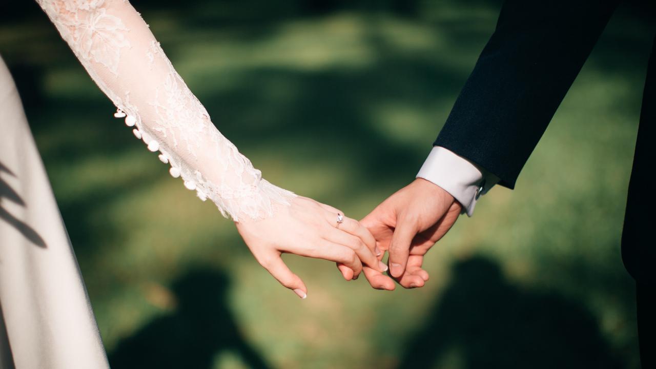 Australian Bureau of Statistics (ABS) data shows that Aussies are waiting longer to get married, with 32.9 years old the average age of men getting hitched and 31.2 years old for women.