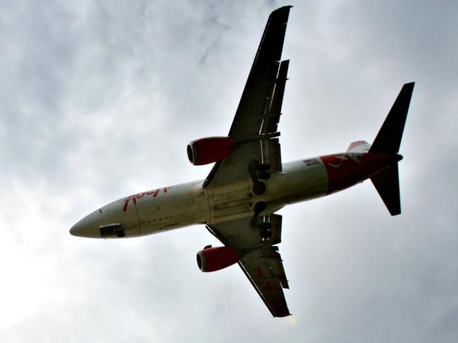 JUNE 19, 2007 : An Air Asia Boeing 737 short-range passenger aircraft makes its final approach before landing at the Kuala Lumpur International Airport in Sepang, 19/06/07.Malaysia / Aviation / Aircraft / Plane / Exterior