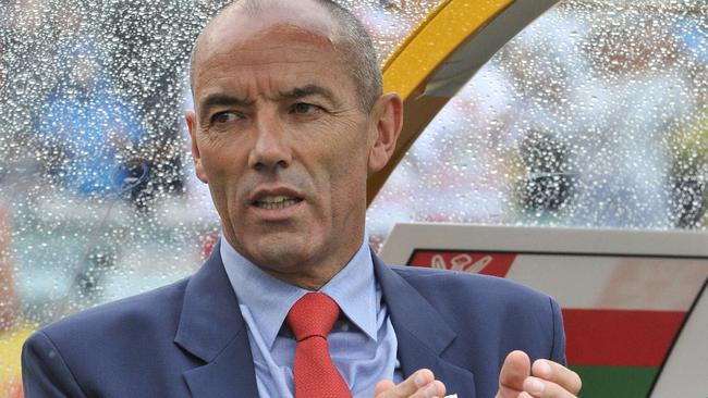 Coach Paul Le Guen of Oman applauds during the first round Asian Cup football match between South Korea and Oman in Canberra on January 10, 2015. AFP PHOTO / MARK GRAHAM --- IMAGE RESTRICTED TO EDITORIAL USE - STRICTLY NO COMMERICAL USE --