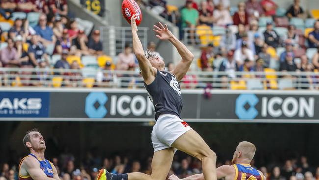 Charlie Curnow flies for a mark.