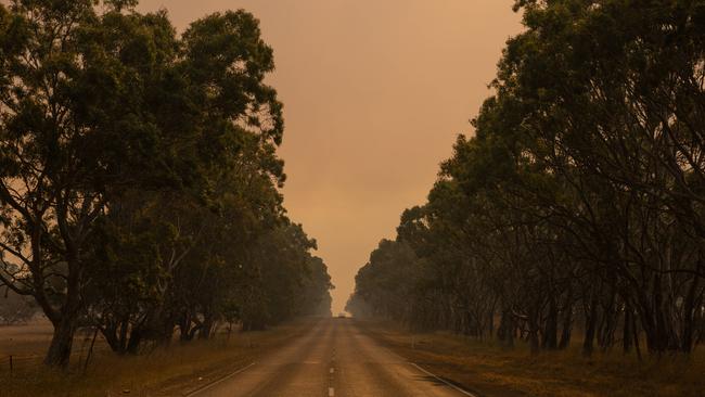 Smoke blankets the Glenelg Highway near Glenthompson. Picture: NewsWire/Diego Fedele