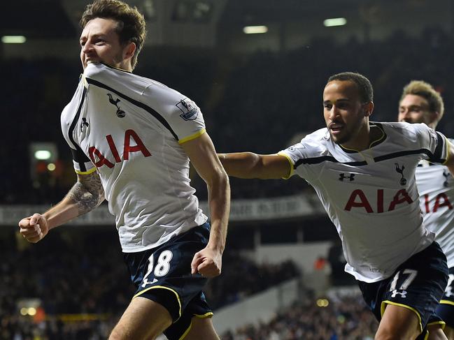 Tottenham Hotspur's English midfielder Ryan Mason (L) celebrates with Tottenham Hotspur's English midfielder Andros Townsend after scoring their second goal during the English Premier League football match between Tottenham Hotspur and Swansea City at White Hart Lane in London on March 4, 2015. AFP PHOTO / BEN STANSALL RESTRICTED TO EDITORIAL USE. NO USE WITH UNAUTHORIZED AUDIO, VIDEO, DATA, FIXTURE LISTS, CLUB/LEAGUE LOGOS OR 