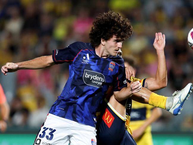 GOSFORD, AUSTRALIA - FEBRUARY 01: Mark Natta of the Jets heads the ball during the round 17 A-League Men match between Central Coast Mariners and Newcastle Jets at Industree Group Stadium, on February 01, 2025, in Gosford, Australia. (Photo by Brendon Thorne/Getty Images)