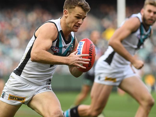 Robbie Gray of the Power (left) is seen in action during the Round 14 AFL match between the Collingwood Magpies and the Port Adelaide Power at the MCG in Melbourne, Saturday, June 24, 2017. (AAP Image/Julian Smith) NO ARCHIVING, EDITORIAL USE ONLY