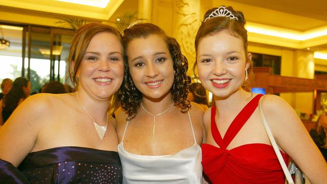 NOVEMBER 12, 2004: Tweed River High School formal at the Marriot Hotel. Peta Templeton, Kirby Sparkes and Natalie Alford.  PicJono/Searle