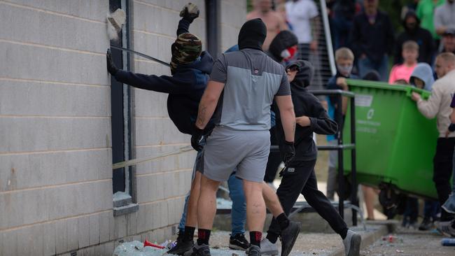 ROTHERHAM, ENGLAND - AUGUST 4: Anti-migration protesters attempt to enter the Holiday Inn Express Hotel which is housing asylum seekers on August 4, 2024 in Rotherham, United Kingdom. Yesterday saw widespread violence as Far-right agitators in Liverpool and Manchester rioted and looted shops. Police were attacked and injured and dozens of arrests were made. (Photo by Christopher Furlong/Getty Images)