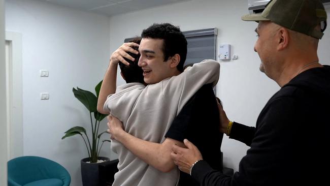 TOPSHOT - This handout picture released by the Israeli army shows newly-released Israeli-US hostage Edan Alexender reuniting with members of his family at an undisclosed location in Israel on May 12, 2025. The Israeli army has said that Edan Alexander, the American-Israeli soldier freed by Palestinian militant group Hamas after 584 days in captivity is currently making his way to a Tel Aviv hospital. (Photo by Israeli Army / AFP) / Israel OUT / RESTRICTED TO EDITORIAL USE - MANDATORY CREDIT 