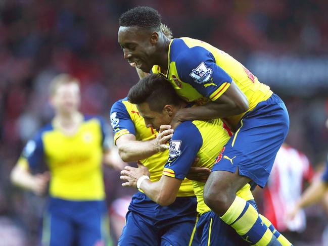 Arsenal's Chilean striker Alexis Sanchez (C) celebrates scoring his team's second goal with teammates during the English Premier League football match between Sunderland and Arsenal at the Stadium of Light in Sunderland, northeast England, on October 25, 2014. Arsenal won the match 2-0. AFP PHOTO / IAN MACNICOL RESTRICTED TO EDITORIAL USE. No use with unauthorized audio, video, data, fixture lists, club/league logos or “live” services. Online in-match use limited to 45 images, no video emulation. No use in betting, games or single club/league/player publications. ”