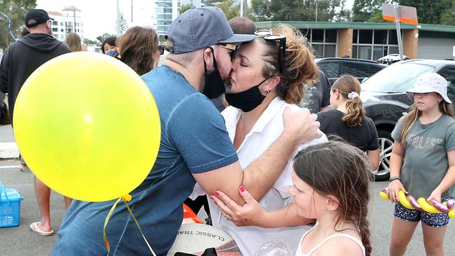 Sean Harapeet receives a Father’s Day kiss from wife Haylee at the Coolangatta border barrier on Sunday. Picture: Richard Gosling